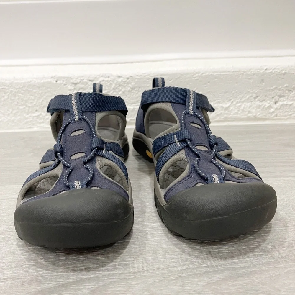 Keen kids hiking